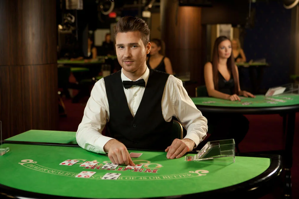 Dealer dan meja kasino live dalam tampilan real-time