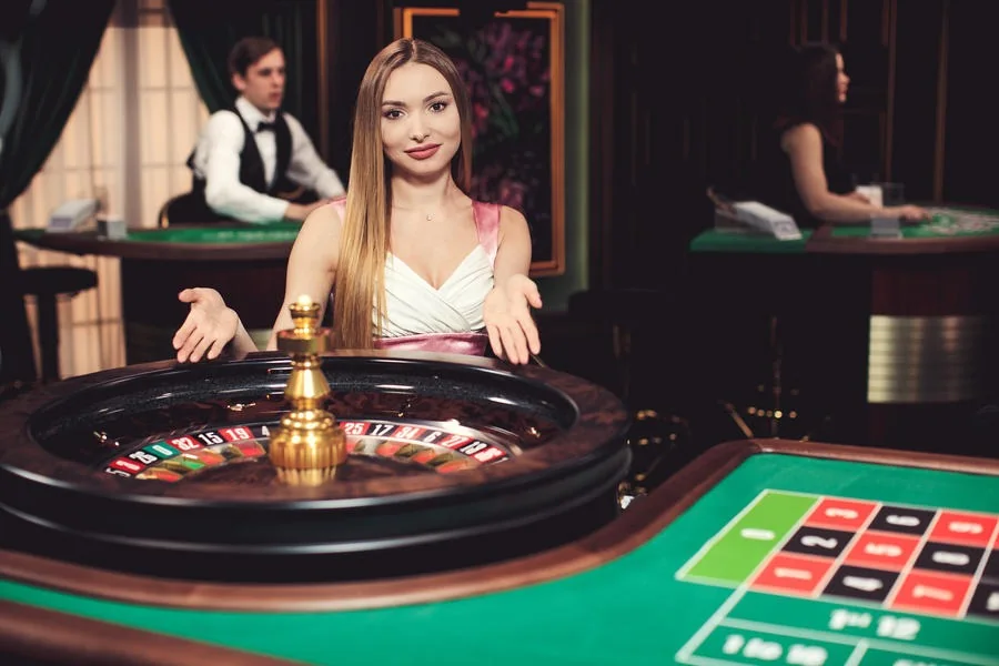 Tampilan meja dealer live dengan area taruhan dan kamera